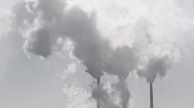 Sigara fabrikası bacaları. Büyük şehirlerdeki çevre kirliliği ve hava kirliliği sorunu. İklim değişikliği, ekoloji ve küresel ısınma. Gökyüzü zehirli maddelerle dumanlı.