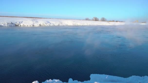 冬には青い水が流れる暖かくて氷のない川 非川の中で凍結暖かい水 暖かい水路と水 — ストック動画