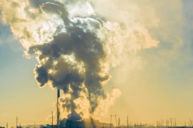 Sigara fabrikası bacaları. Büyük şehirlerdeki çevre kirliliği ve hava kirliliği sorunu. İklim değişikliği, ekoloji ve küresel ısınma. Gökyüzü zehirli maddelerle dumanlı.