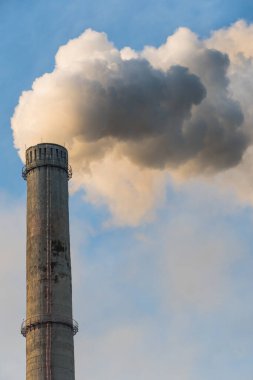 CO2 emisyonlu sigara fabrikası bacaları. Çevresel çevre ve hava kirliliği sorunu. İklim değişikliği, ekoloji, küresel ısınma.