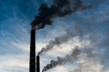 CO2 emisyonlu sigara fabrikası bacaları. Çevresel çevre ve hava kirliliği sorunu. İklim değişikliği, ekoloji, küresel ısınma.
