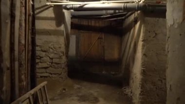 Eski bir yeraltı bodrumunda ya da eski bir evdeki dolapta. Eski malikanenin birçok kapısı olan eski bir yeraltı geçidi. Kasvetli bir koridor ya da taş duvarlı bir tünel