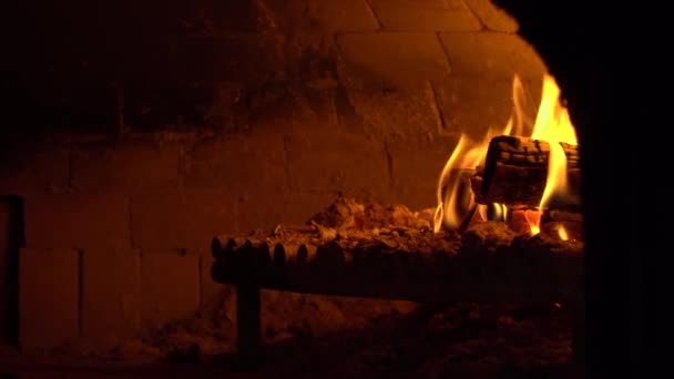 Foc Aprins Întuneric Într Șemineu Sau Sobă Aprinderea Lemnului Foc — Videoclip de stoc