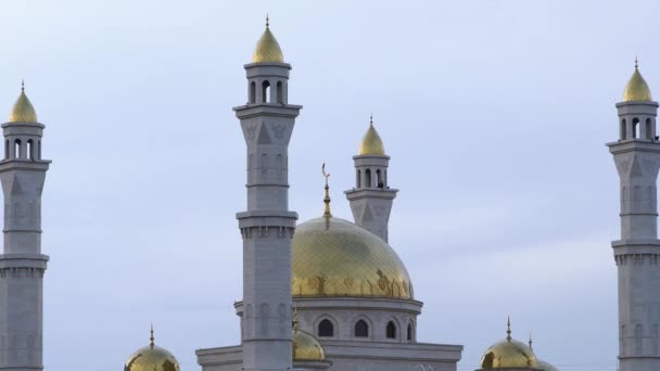 Uma Mesquita Islâmica Muçulmana Com Minaretes Dourados Uma Lua Crescente — Vídeo de Stock