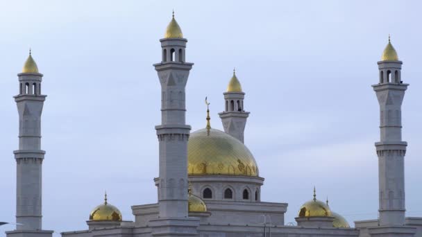 Uma Mesquita Islâmica Muçulmana Com Minaretes Dourados Uma Lua Crescente — Vídeo de Stock