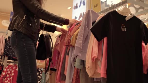 Moscow Russia05 2021 여성의 가게에서 물건을 가게에서 옷걸이에 유행하는 의류와 — 비디오