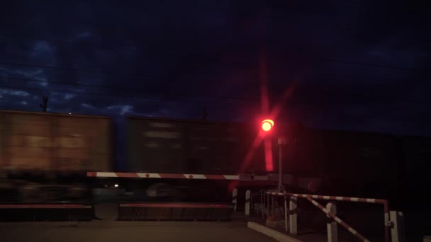 铁路交通灯是红色的 在铁路过境点停车信号 火车在铁路轨道上高速行驶 禁止通行信号灯 — 图库视频影像