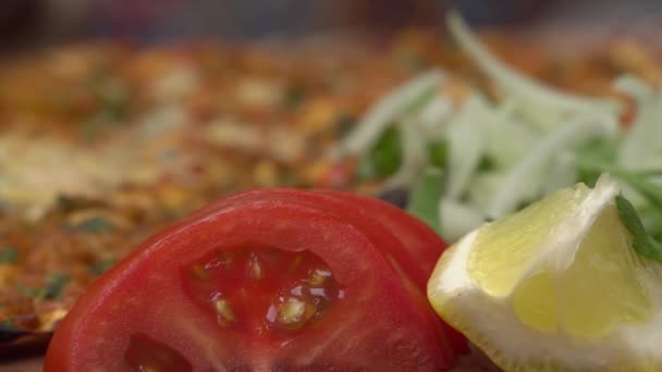 Hidangan Dengan Salad Sayuran Segar Lemon Dan Tomat Close Makanan — Stok Video