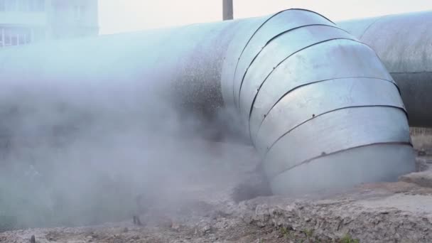 Ένας Μεγάλος Σωλήνας Νερού Έχει Σκάσει Και Βγαίνει Παχύς Ατμός — Αρχείο Βίντεο