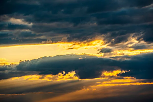 Niebiańskie Światło Słońca Dramatyczne Wieczorne Niebo Chmurami Promieniami Słońca Światło — Zdjęcie stockowe