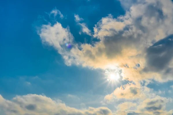 Луч Солнца Прорывается Сквозь Облака Голубое Небо Белыми Перьями Неплохая — стоковое фото