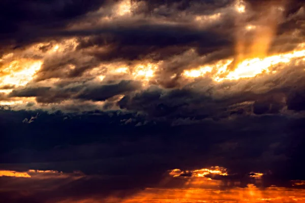 Niebiańskie Światło Słońca Dramatyczne Wieczorne Niebo Chmurami Promieniami Słońca Światło — Zdjęcie stockowe