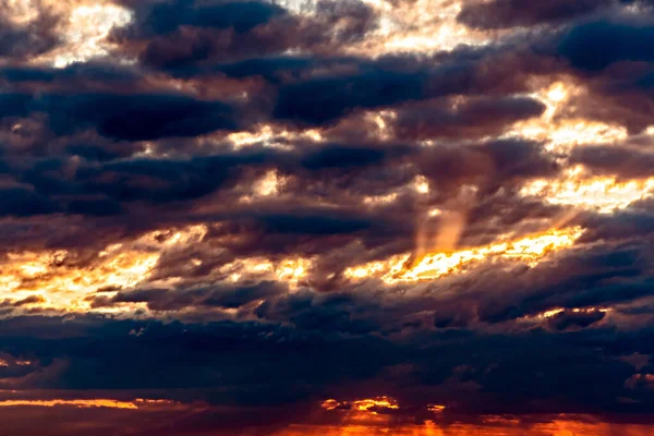 Тяжелый Свет Солнца Драматичное Вечернее Небо Облаками Дождями Солнца Солнечный — стоковое фото