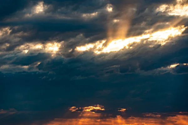 Тяжелый Свет Солнца Драматичное Вечернее Небо Облаками Дождями Солнца Солнечный — стоковое фото