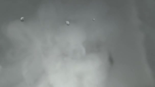 Druppels Water Met Stoom Mist Vliegen Een Chemische Reactie Slow — Stockvideo