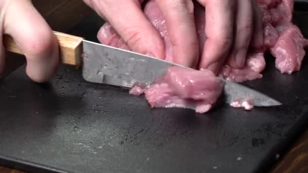 Carne Maiale Manzo Tagliata Con Coltello Sul Tavolo Primo Piano — Video Stock