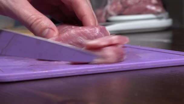 将猪肉或牛肉切碎 并在桌上放上一把小刀 准备肉食和食物 红肉块 — 图库视频影像