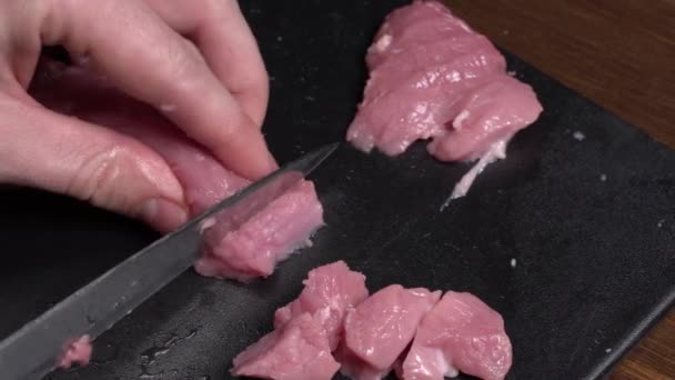 Skär Fläsk Eller Nötkött Kött Med Kniv Bordet Närbild Beredning — Stockvideo