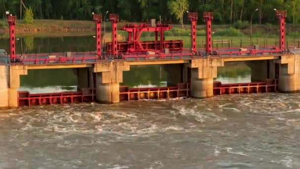 Timelapse Met Een Rivier Dam Brug Auto Auto Voetgangersbrug Ochtend — Stockvideo