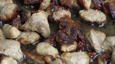 Yüksek sıcaklıkta yağlı tavada kızartılmış etin 4K video klipsi..