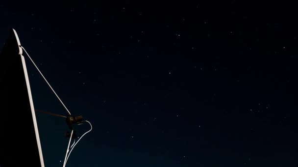 Timelapse Del Cielo Estrellado Nocturno Contra Plato Satélite Explorando Cosmos — Vídeos de Stock