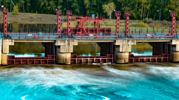 Fiume Diga Ponte Auto Ponte Pedonale Mattino Fiume Pieno Corrente — Foto Stock