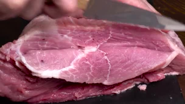 Pokroić Wieprzowinę Lub Wołowinę Nożem Stole Zbliżeniu Przygotowanie Dań Mięsnych — Wideo stockowe