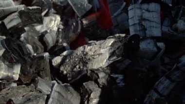 Kızgın kızgın kömür. Şömine. Yanan bir şömine, barbekü, ateş ve alevlerle yakılan odundan yapılmış bir ateş. Yakılan kıvılcımlar, ateş desenleri.