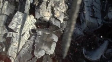 Kızgın kızgın kömür. Şömine. Yanan bir şömine, barbekü, ateş ve alevlerle yakılan odundan yapılmış bir ateş. Yakılan kıvılcımlar, ateş desenleri.