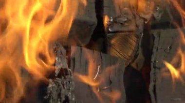 Ateş alevlendiğinde duman kalınlaşır. Yanan şömine, barbekü, ateş ve alevlerle yanan odun ateşi. Alevler ve yanan kıvılcımlar, yakın çekim, ateş desenleri. Ahşap odun.