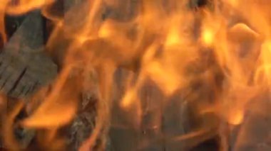 Ateş alevlendiğinde duman kalınlaşır. Yanan şömine, barbekü, ateş ve alevlerle yanan odun ateşi. Alevler ve yanan kıvılcımlar, yakın çekim, ateş desenleri. Ahşap odun.