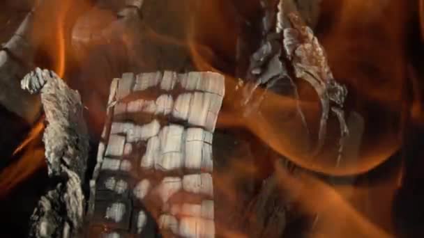 赤熱燃焼炭 火暖炉 バーベキュー 火と炎で木の火傷で作られた火 炎と燃える火花クローズアップ 火のパターン 木製の薪 — ストック動画