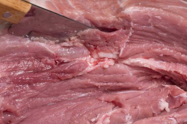 Et tabakları ve gıda ürünlerinin hazırlanması. Şiş kebap, barbekü ya da kebap için kırmızı et parçaları. Çiğ et bıçakla kesilir.