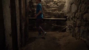 Eski bir yeraltı bodrumunda ya da eski bir evdeki dolapta. Eski malikanenin birçok kapısı olan eski bir yeraltı geçidi. Kasvetli bir koridor ya da taş duvarlı bir tünel