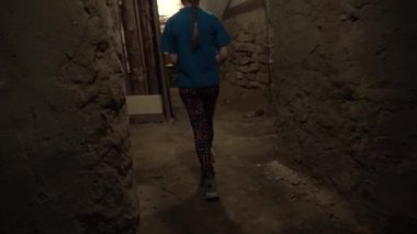 Eski bir yeraltı bodrumunda ya da eski bir evdeki dolapta. Eski malikanenin birçok kapısı olan eski bir yeraltı geçidi. Kasvetli bir koridor ya da taş duvarlı bir tünel