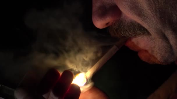 Hombre Enciende Cigarrillo Por Noche Calle Oscuridad Noche Oscuridad Fumar — Vídeo de stock