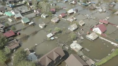 Çarpıcı hava aracı görüntüleri büyük ölçekli bir sel felaketini çekiyor evler, sokaklar ve tüm mahalleler sular altında kalıyor. Video, sağanak yağış ve taşkınlık sonrasını gösteriyor