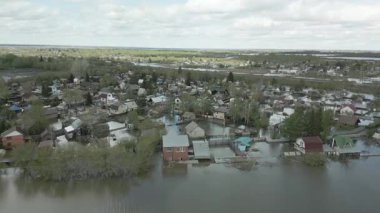Çarpıcı hava aracı görüntüleri büyük ölçekli bir sel felaketini çekiyor evler, sokaklar ve tüm mahalleler sular altında kalıyor. Video, sağanak yağış ve taşkınlık sonrasını gösteriyor