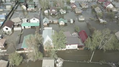 Çarpıcı hava aracı görüntüleri büyük ölçekli bir sel felaketini çekiyor evler, sokaklar ve tüm mahalleler sular altında kalıyor. Video, sağanak yağış ve taşkınlık sonrasını gösteriyor