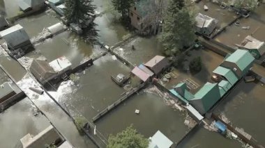 Çarpıcı hava aracı görüntüleri büyük ölçekli bir sel felaketini çekiyor evler, sokaklar ve tüm mahalleler sular altında kalıyor. Video, sağanak yağış ve taşkınlık sonrasını gösteriyor