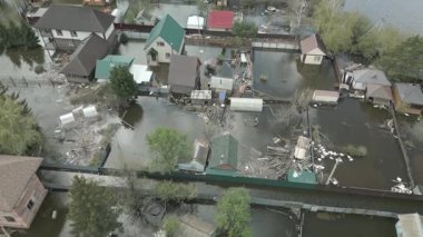 Çarpıcı hava aracı görüntüleri büyük ölçekli bir sel felaketini çekiyor evler, sokaklar ve tüm mahalleler sular altında kalıyor. Video, sağanak yağış ve taşkınlık sonrasını gösteriyor