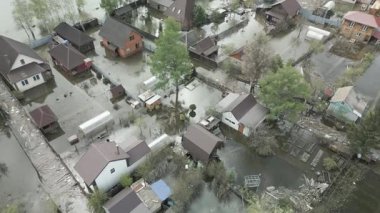 Çarpıcı hava aracı görüntüleri büyük ölçekli bir sel felaketini çekiyor evler, sokaklar ve tüm mahalleler sular altında kalıyor. Video, sağanak yağış ve taşkınlık sonrasını gösteriyor