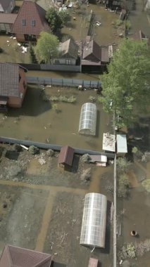 Çarpıcı hava aracı görüntüleri büyük ölçekli bir sel felaketini çekiyor evler, sokaklar ve tüm mahalleler sular altında kalıyor. Video, sağanak yağış ve taşkınlık sonrasını gösteriyor