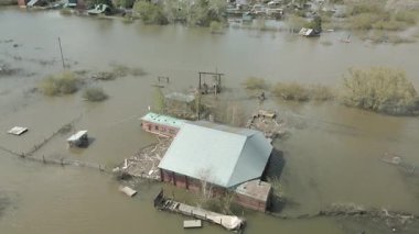 Çarpıcı hava aracı görüntüleri büyük ölçekli bir sel felaketini çekiyor evler, sokaklar ve tüm mahalleler sular altında kalıyor. Video, sağanak yağış ve taşkınlık sonrasını gösteriyor
