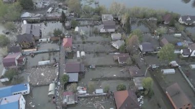 Çarpıcı hava aracı görüntüleri büyük ölçekli bir sel felaketini çekiyor evler, sokaklar ve tüm mahalleler sular altında kalıyor. Video, sağanak yağış ve taşkınlık sonrasını gösteriyor