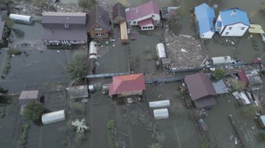 Çarpıcı hava aracı görüntüleri büyük ölçekli bir sel felaketini çekiyor evler, sokaklar ve tüm mahalleler sular altında kalıyor. Video, sağanak yağış ve taşkınlık sonrasını gösteriyor