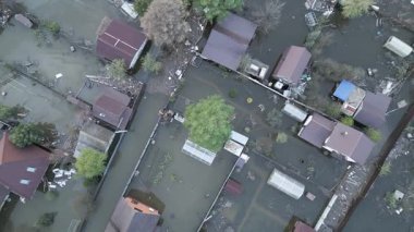 Çarpıcı hava aracı görüntüleri büyük ölçekli bir sel felaketini çekiyor evler, sokaklar ve tüm mahalleler sular altında kalıyor. Video, sağanak yağış ve taşkınlık sonrasını gösteriyor