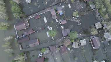 Çarpıcı hava aracı görüntüleri büyük ölçekli bir sel felaketini çekiyor evler, sokaklar ve tüm mahalleler sular altında kalıyor. Video, sağanak yağış ve taşkınlık sonrasını gösteriyor