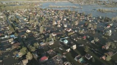 Şiddetli Kentsel Su Baskınları Su Altındaki Evler ve Sokaklar Havadan Görünümü. Sualtı Evleri ve Yollarıyla Şehir Sel Baskınının Drone Görüntüsü. Kentsel Tufan Felaketi: Sel Altındaki Sokaklar ve Evlerin Havadan Görünümü