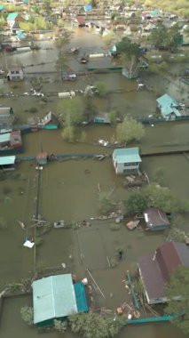 Şiddetli Kentsel Su Baskınları Su Altındaki Evler ve Sokaklar Havadan Görünümü. Sualtı Evleri ve Yollarıyla Şehir Sel Baskınının Drone Görüntüsü. Kentsel Tufan Felaketi: Sel Altındaki Sokaklar ve Evlerin Havadan Görünümü